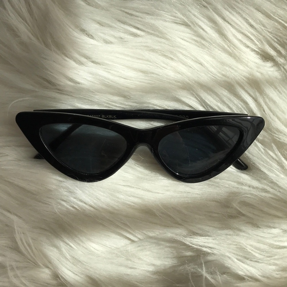 Black Cat-Eye Sunnies